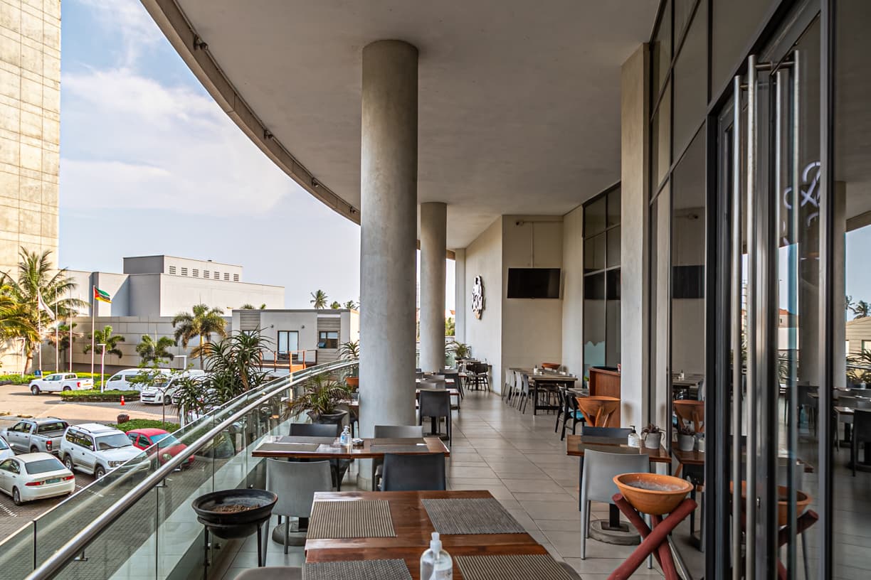 Terraço do Jimmy’s com vista da cidade e mesas postas
